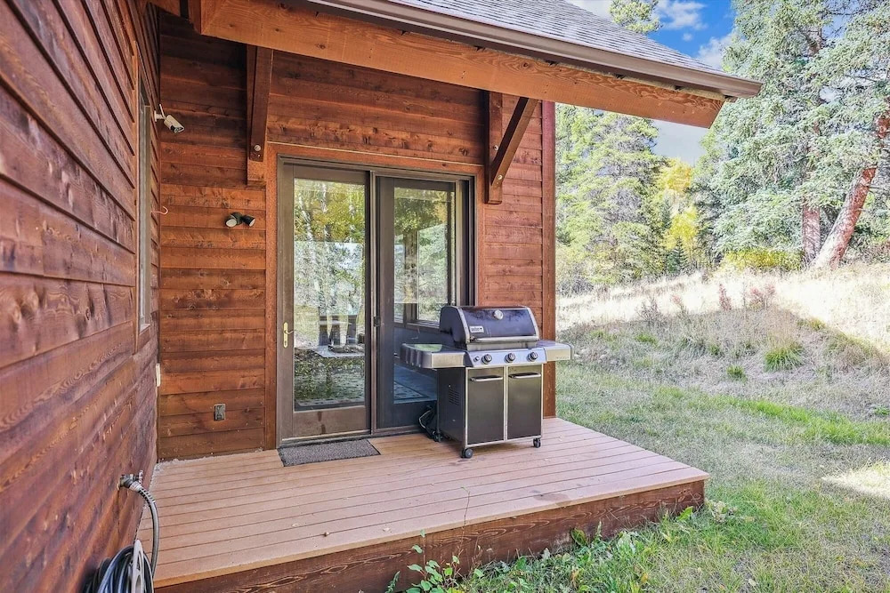 Rounds Retreat 4 Bedroom Home by Redawning