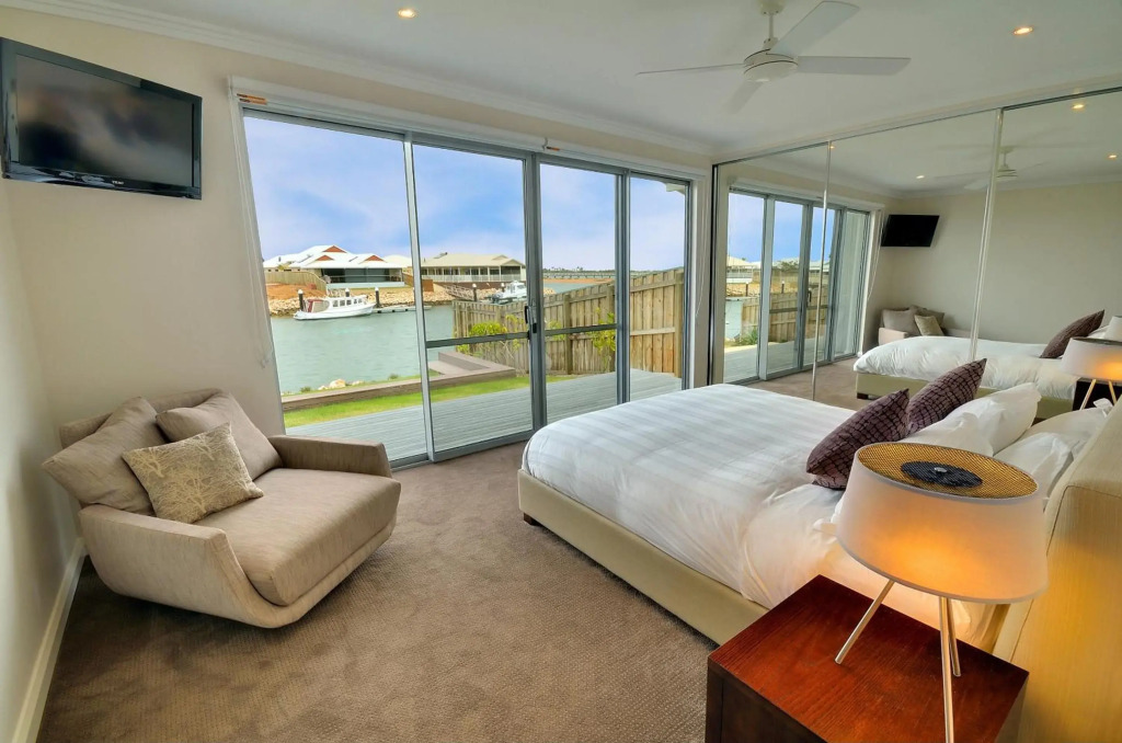 The Carnarvon Luxury Canal Home