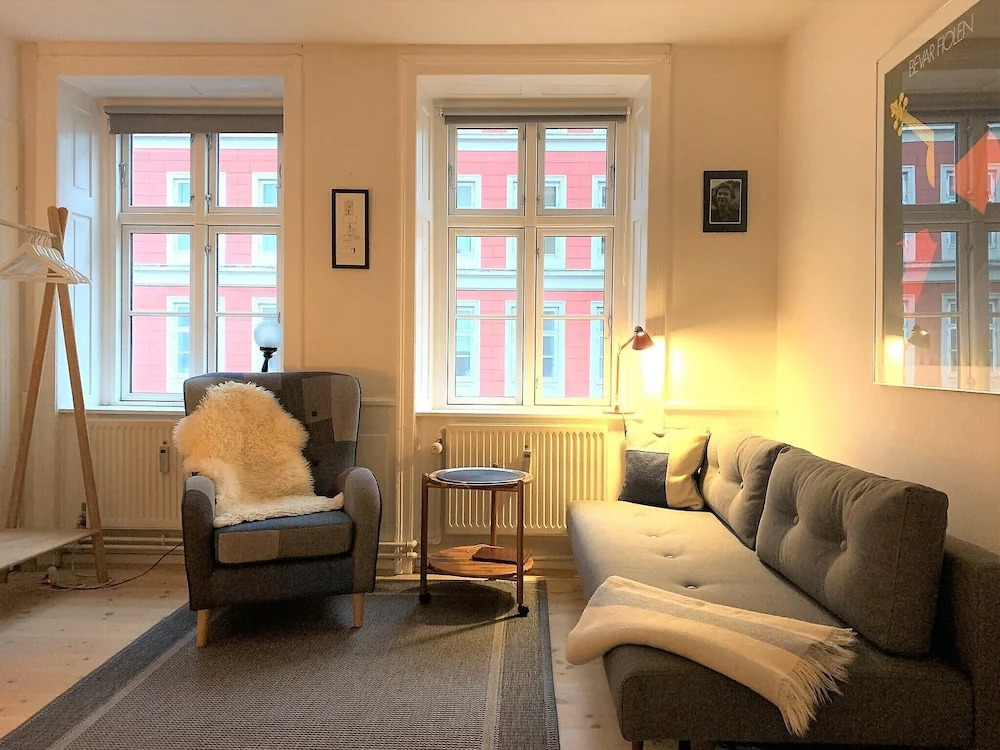 1 Bedroom Apartment near Queen 200 - 1