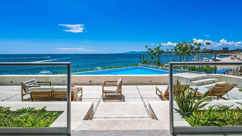 3BR with Private Pool on the Ocean