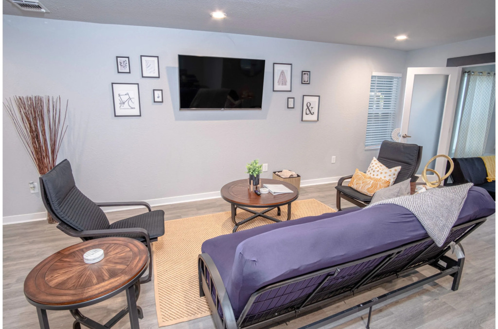 Stylish 4 Br/2ba Renovated Home Near Downtown
