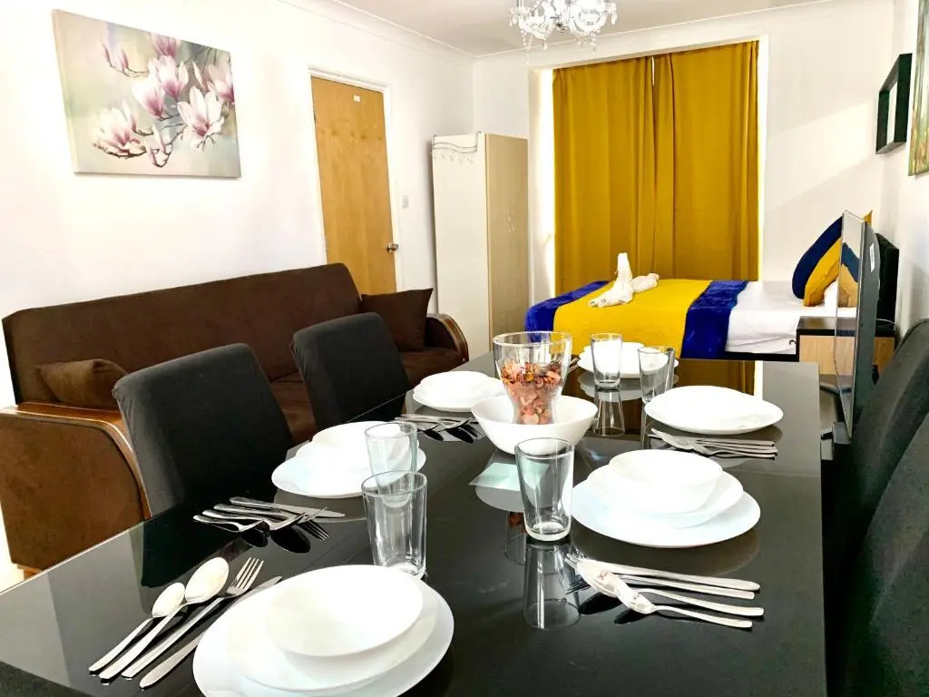 London 4 Bedrooms 3 Bathrooms with Garden House