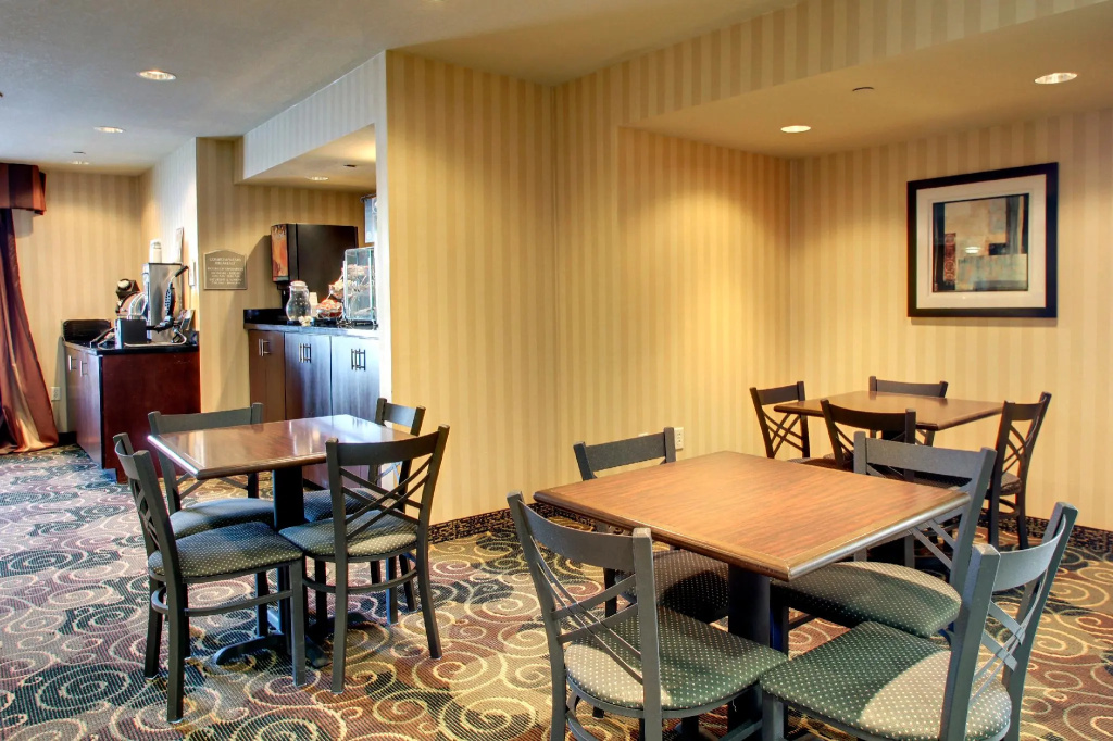 Cobblestone Inn & Suites - Carrington