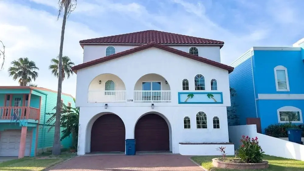 Fun Retro Island Vibe Sleeps 17 Beach 1 Block 4 Bedroom Home