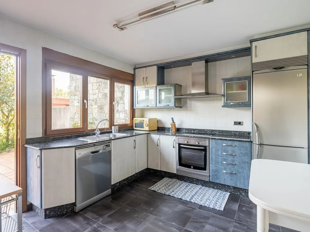 Classy Holiday Home With Swimming Pool, Garden, Bbq, Parking