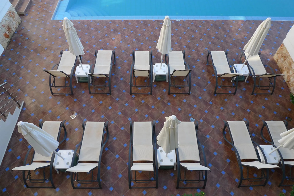 Theros Hotel
