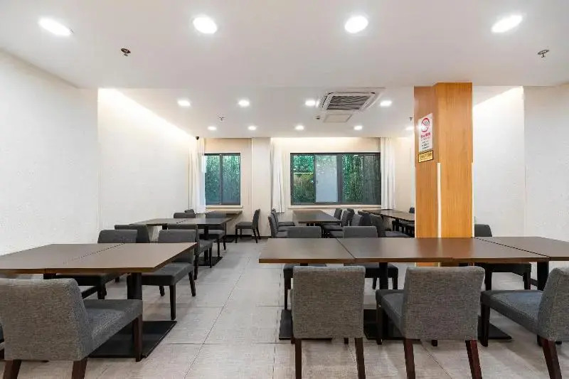 Atour Hotel Shanghai Jingan North XIzang Road Metro Station