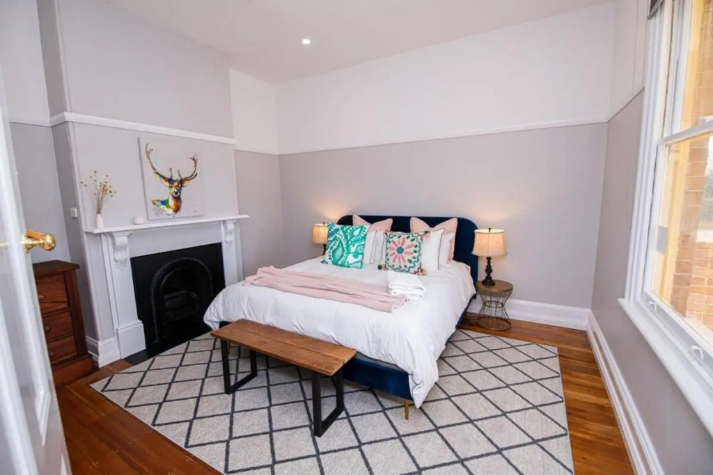 The Byng House Grand and Central, Entertain 12