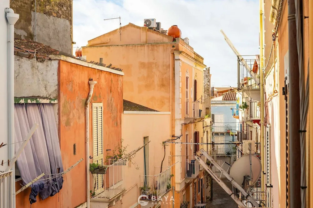 Ca Rouge - Modern Bright 3BR Boutique Retreat in the Heart of Carloforte