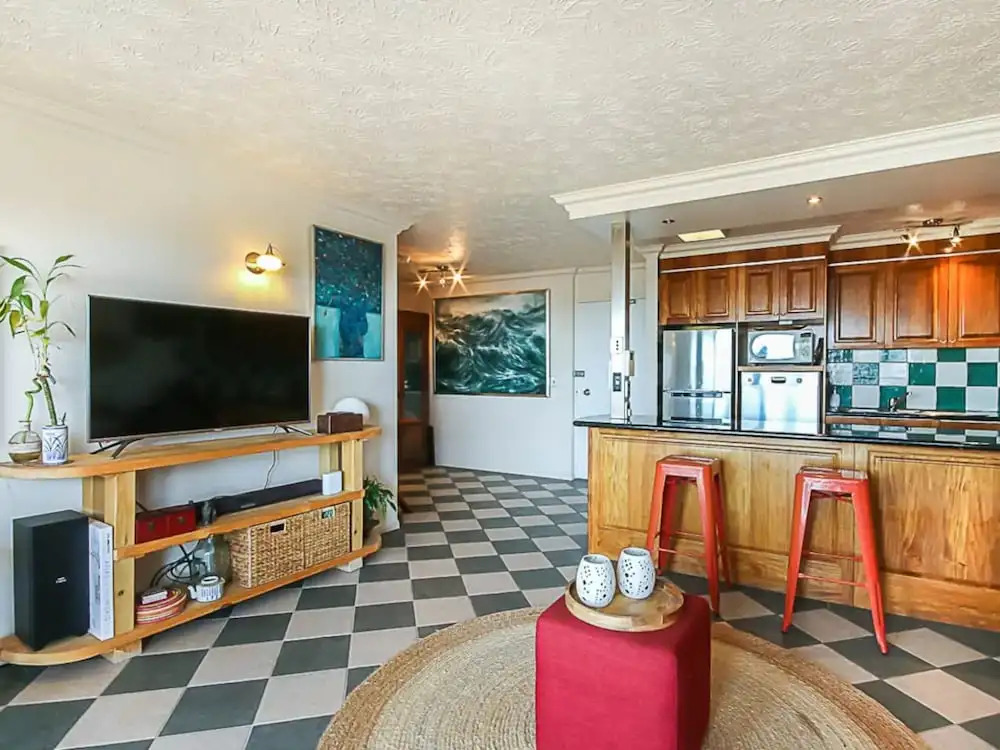 Spacious 2 Bedroom Apartment With Panoramic Views