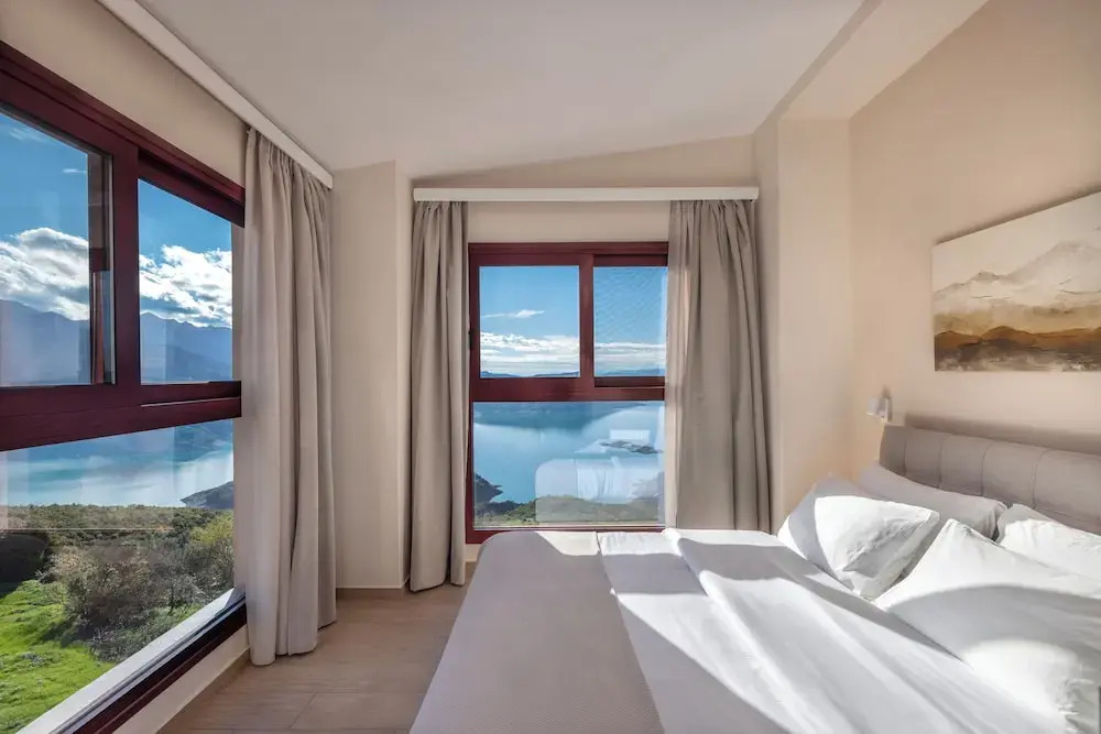Lake Kremasta Hotel