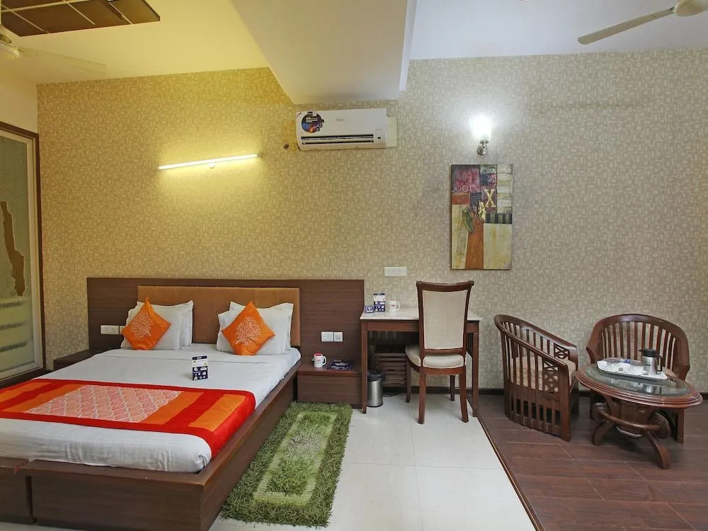 OYO 2216 Hotel Live Inn