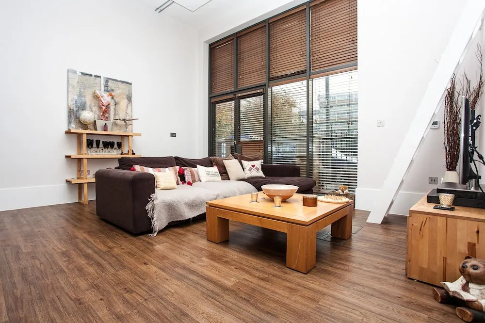 Contemporary 3 Bedroom Apartment In Battersea