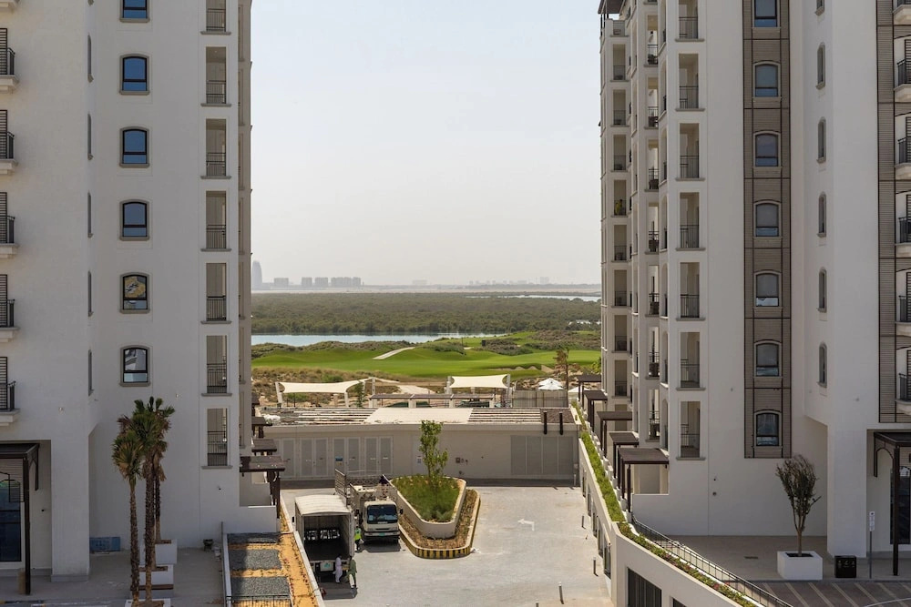 Maison Privee - Relaxed Yas living with Resort-Style Facilities