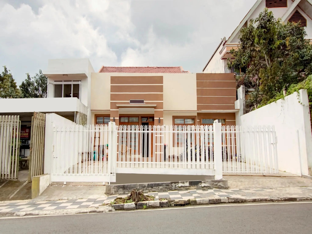 RedDoorz at WR Supratman Batu