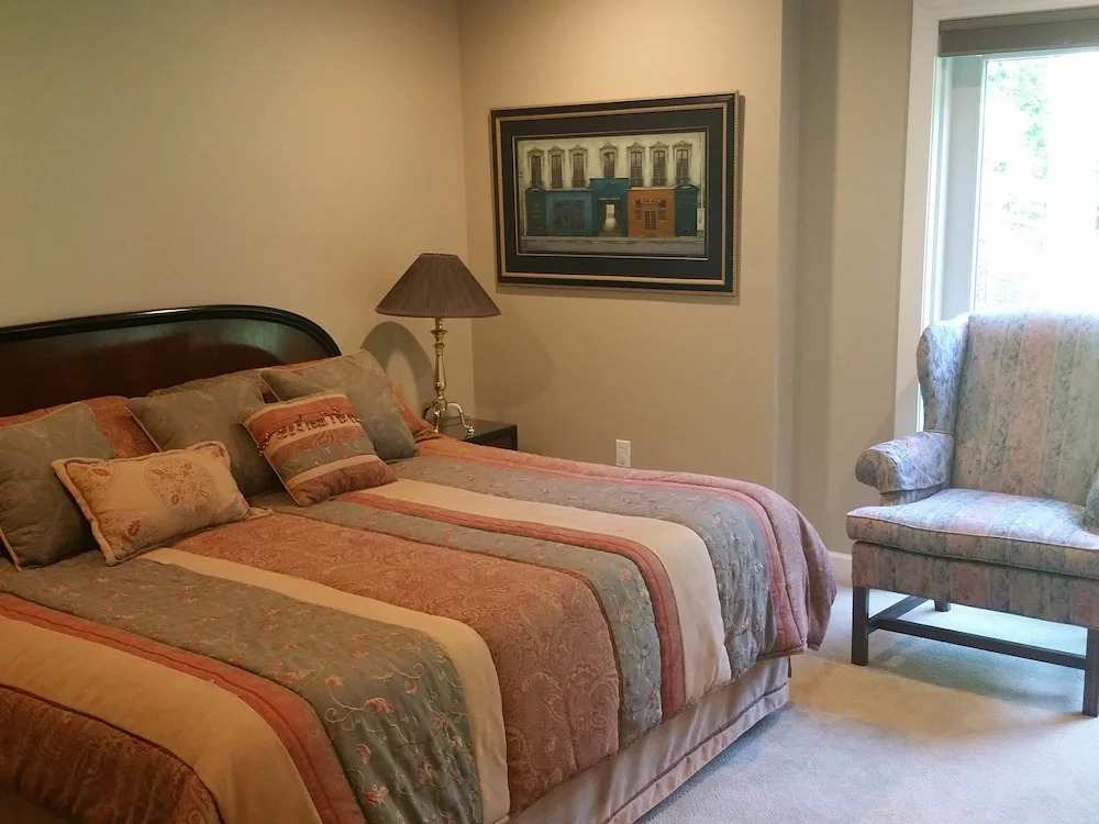 Elegant 2 king bedroom apartment