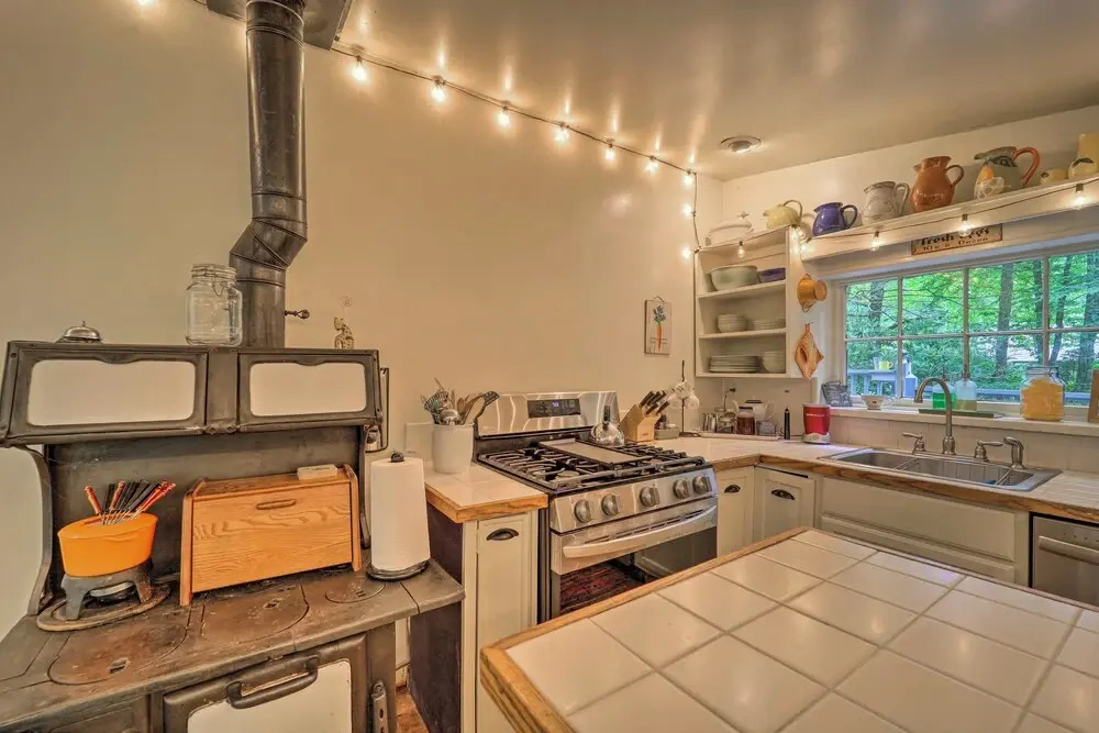 Boone Cottage w/ Fire Pit & On-site Creek!