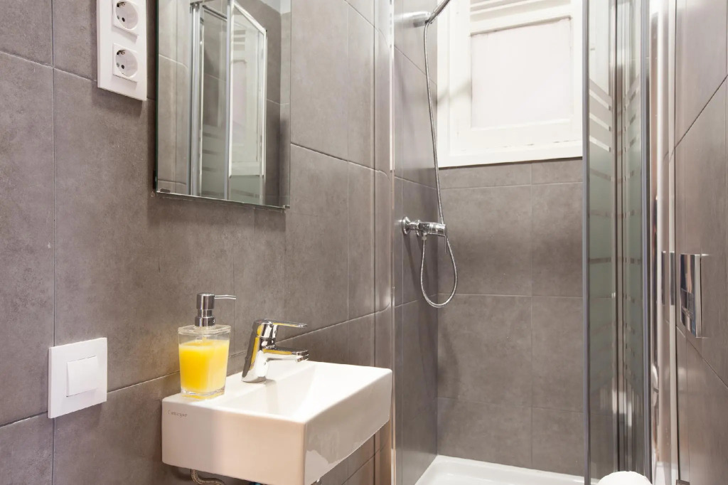 SOFIA 4 · Sofía's Gallery & Bath · Well Priced 6 Pax Spacious Home in Eixample