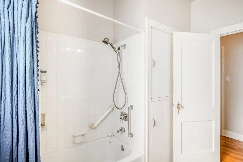 Charmer Close To Dt Austin- Large 4bd/3ba + Hottub 4 Bedroom Home