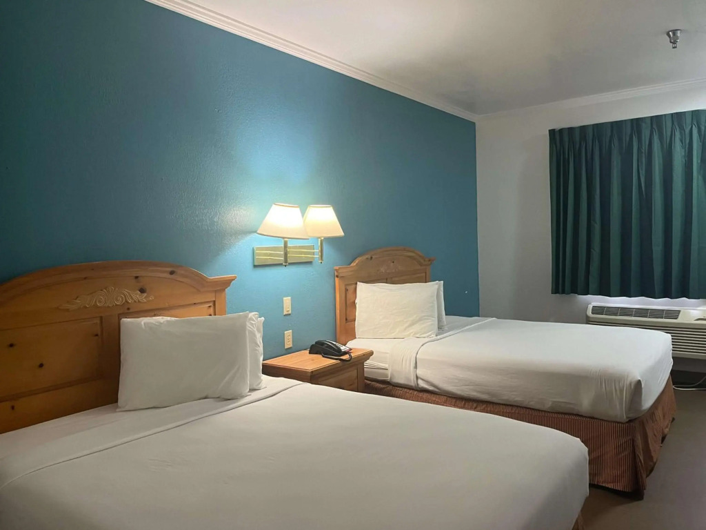Motel 6 Portland, IN