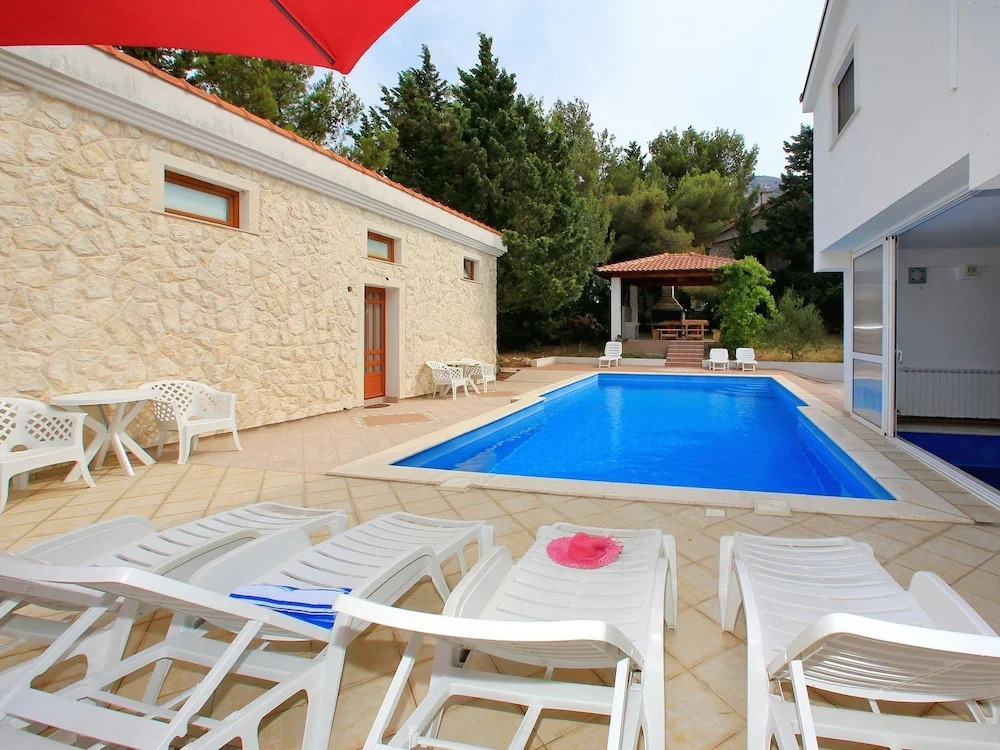 Lovely Apartment With Great sea View Terrace, Shared Pool, Directly on the Beach