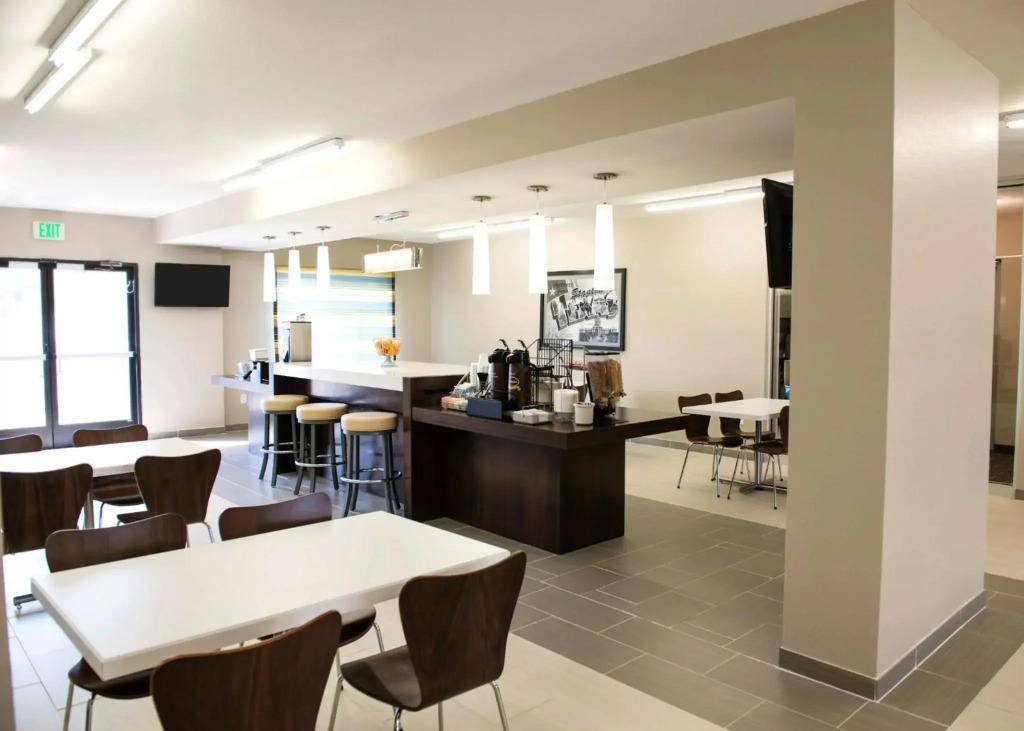 Super 8 By Wyndham Stanton