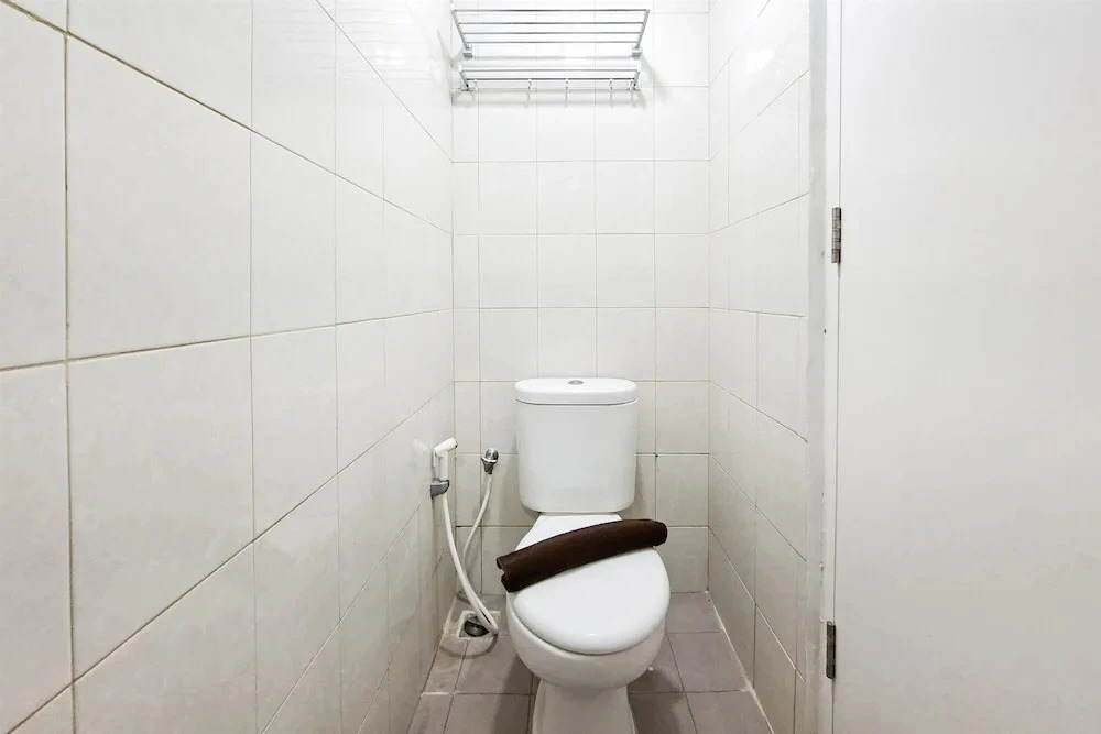 Comfy White Studio At Poris 88 Apartment