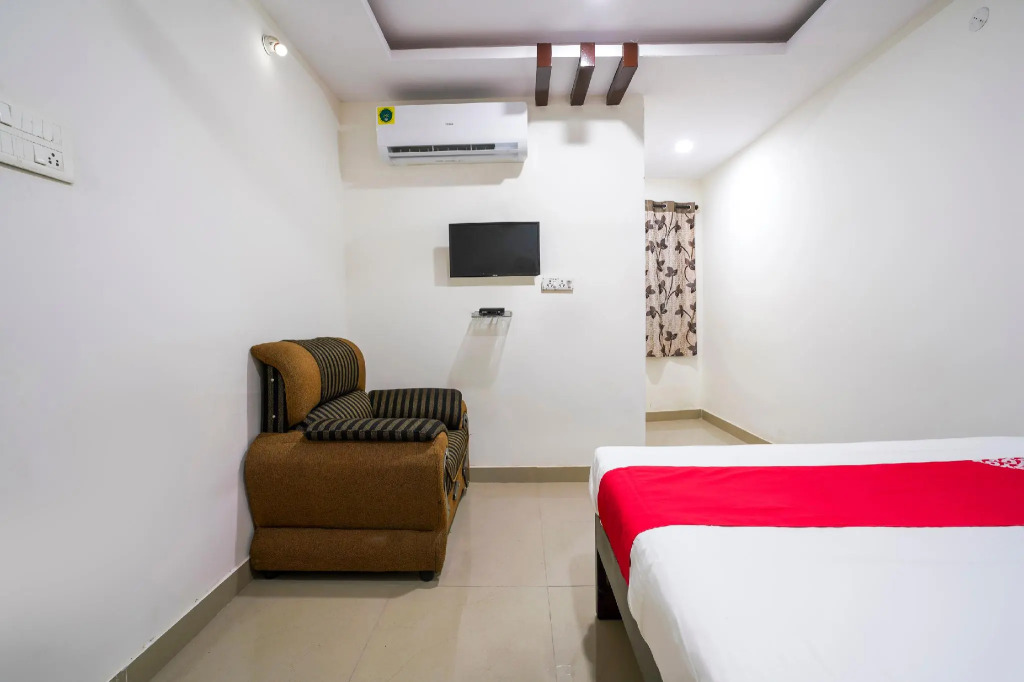 OYO 68404 Sa Thirumala Residency