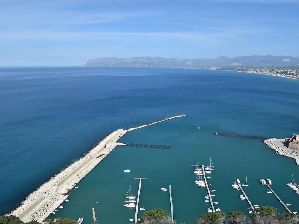 Splendid Holiday Home in Castellammare del Golfo near Beach