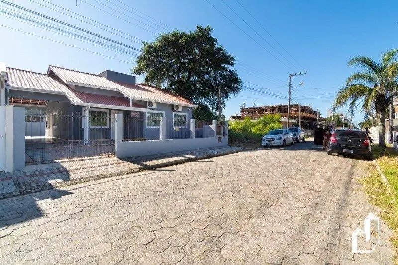 Casa com 04 dormitórios