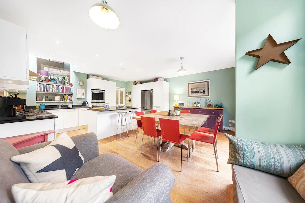 Colourful on Ormiston Grove