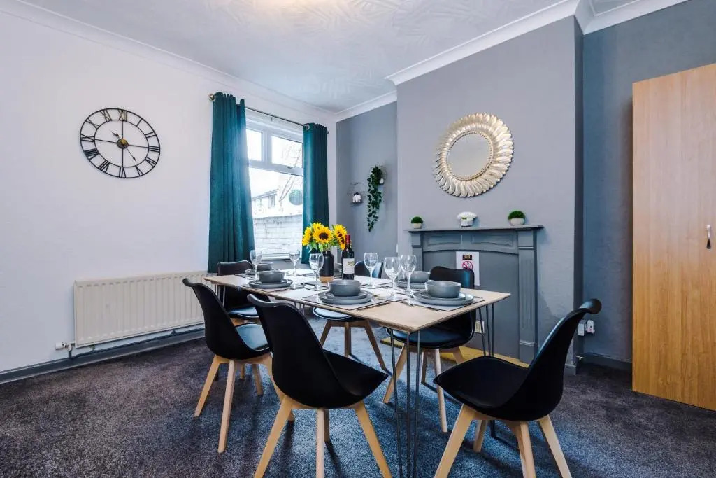 Spacious 4-Bed House in Crewe by 53 Degrees Property, Long-term discounts, Ideal for Contractors