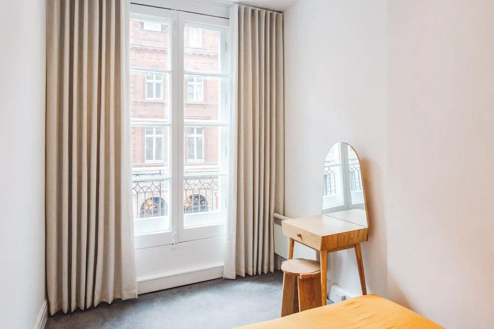 2 Bed Apartment Right on Trafalgar Square