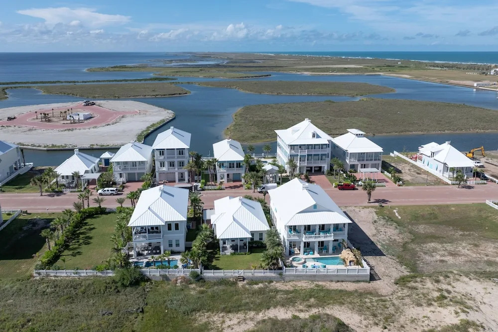 Anchors Aweigh 3 Bedroom Cottage by RedAwning