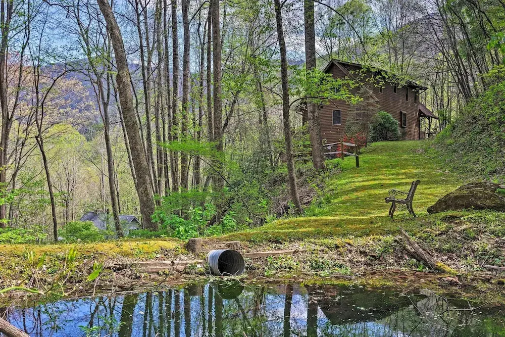 Spacious Maggie Valley Cabin w/ Hot Tub & MTN View