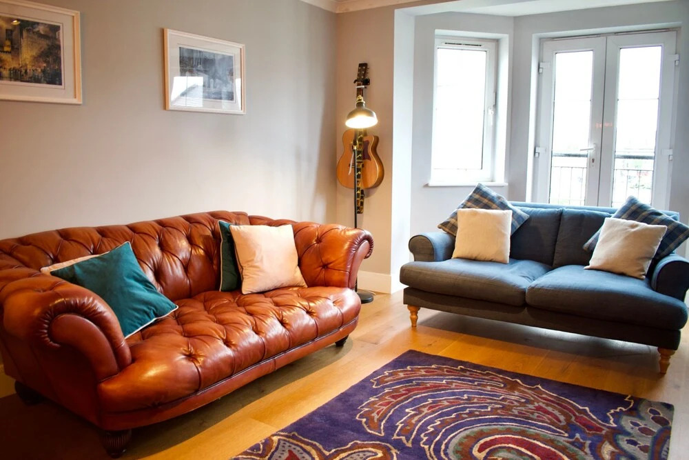 Large 2 Bedroom Flat in Leith With Free Parking