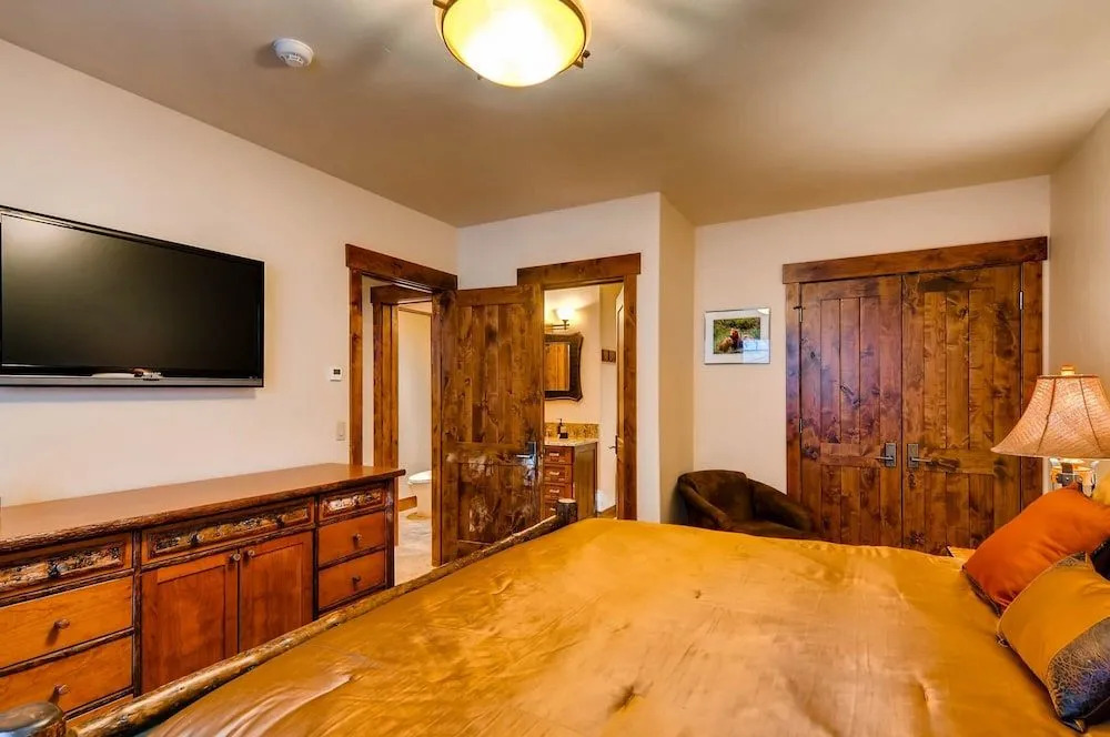 Bear Tracks Lodge