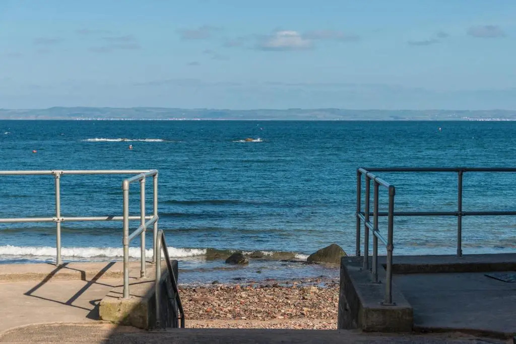Bright 2 bed apartment North Berwick High Street