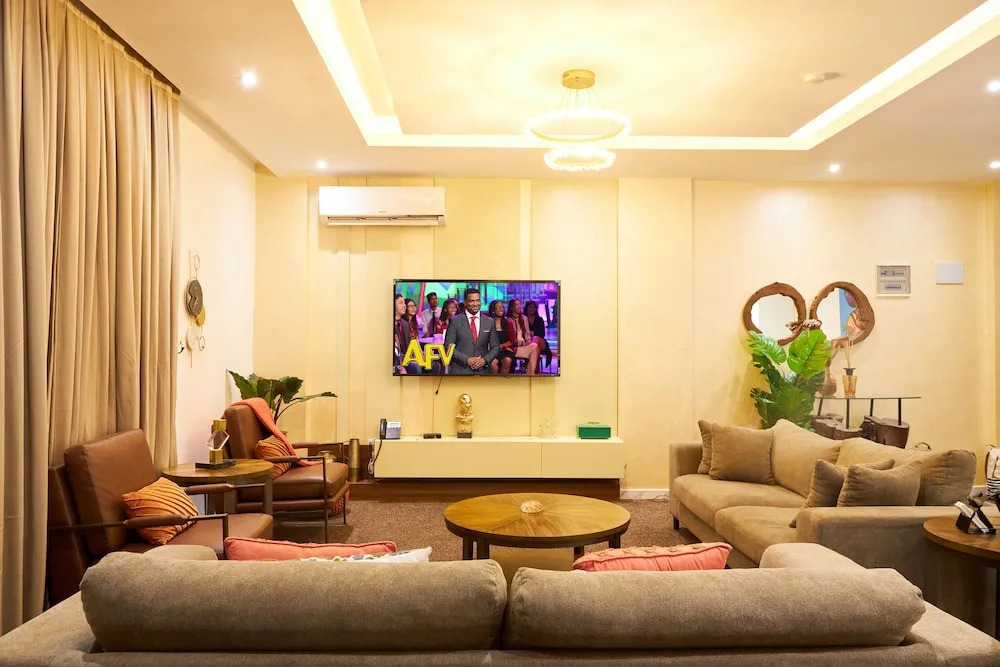 233 Boulevard by QUAO REALTY