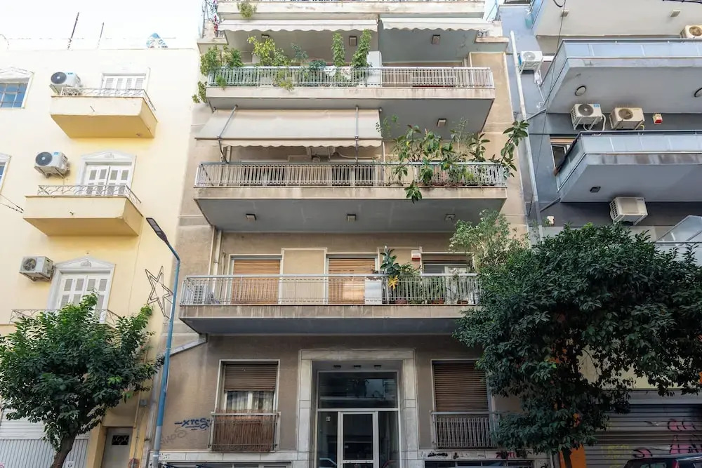 Cozy & Chic Stay Near Metro Station