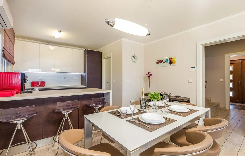 Amazing Home in Icici With 5 Bedrooms, Wifi and Outdoor Swimming Pool