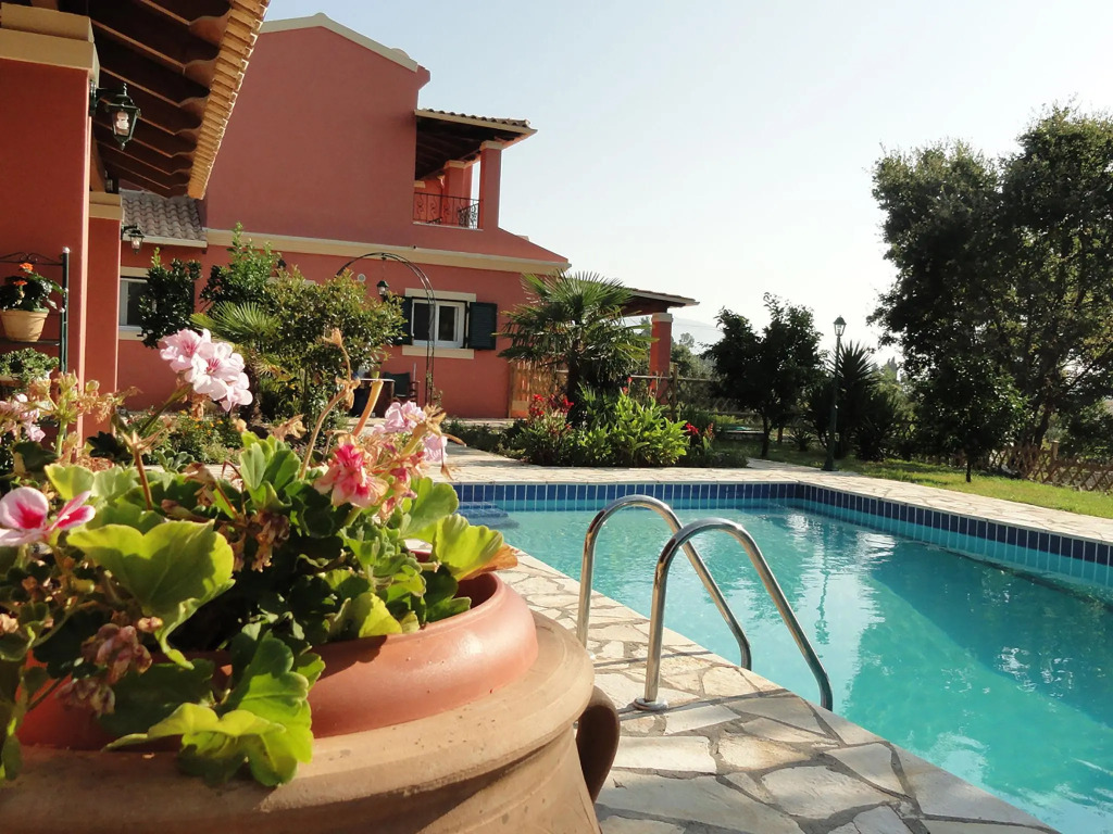 Nice house with pool and outside space, next to 2 lakes of the National Park