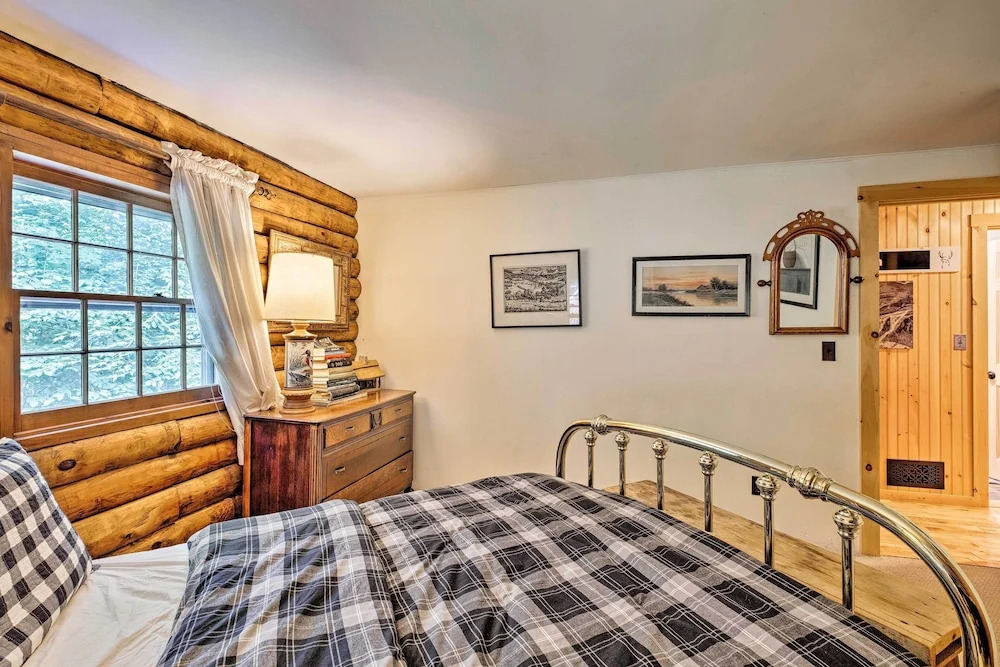 Private Wooded Cabin: 7 Mi to Mount Snow!