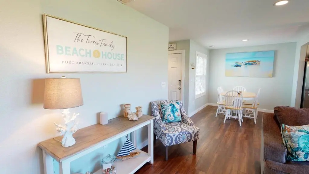 AH-D115 Newly Remodeled First Floor Condo, Shared Community Pool & Hot Tub