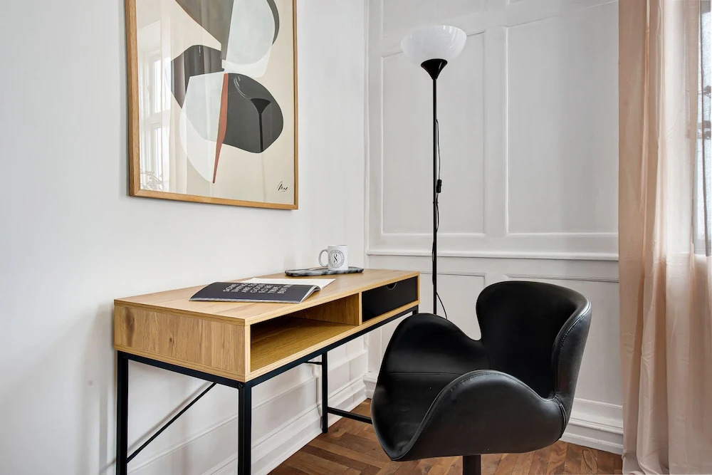 Square - Spacious 6-bdr Apt Near Nyhavn