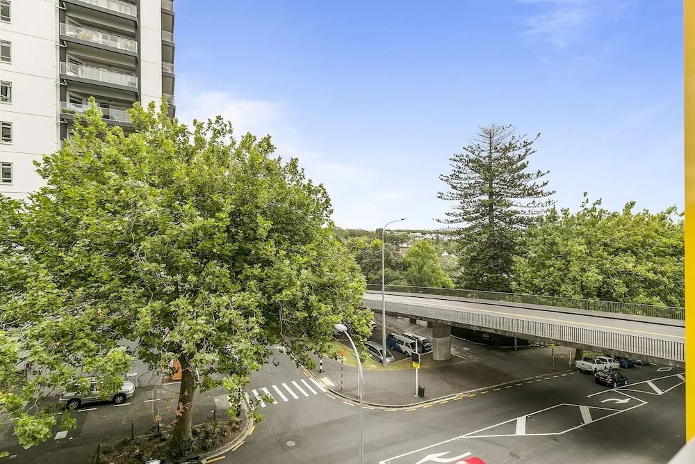 Chic 2BR Pool & Gym - Steps to Ponsonby