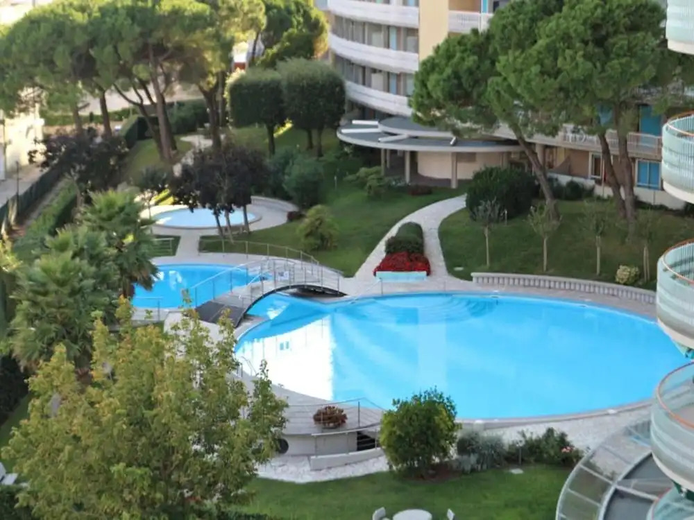 Convenient Beachside Studio With Pool