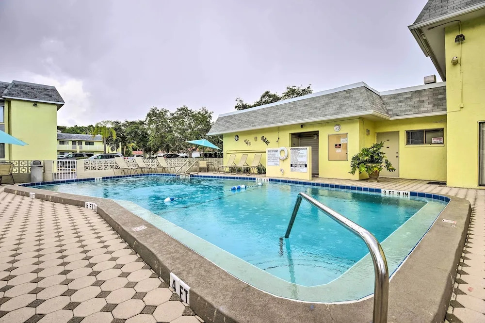Community Pool: St Augustine Condo Near Beaches
