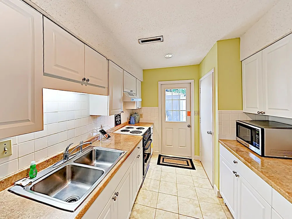 New Listing! Wooded Sanctuary On Golf Course W/pool 2 Bedroom Condo