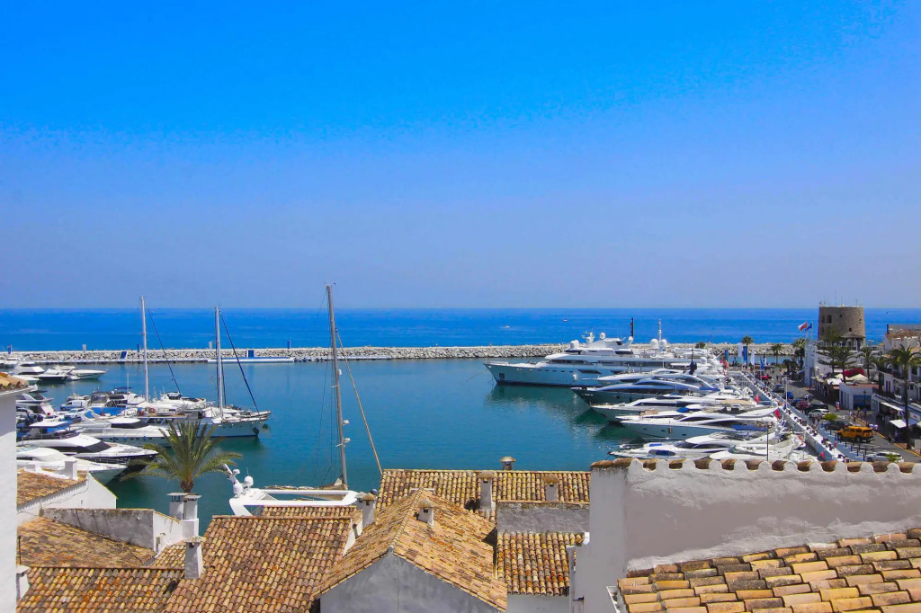 1079 - Frontline Puerto Banus Apartment